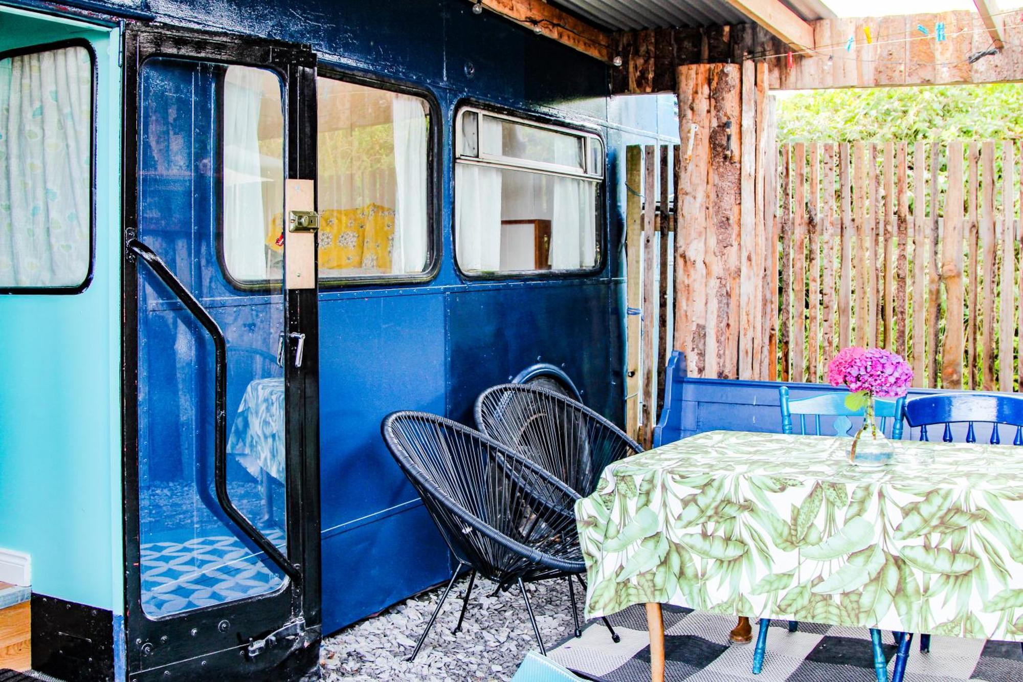 Double Decker Bus At Valentia Island Escape Hotel Chapeltown Ngoại thất bức ảnh
