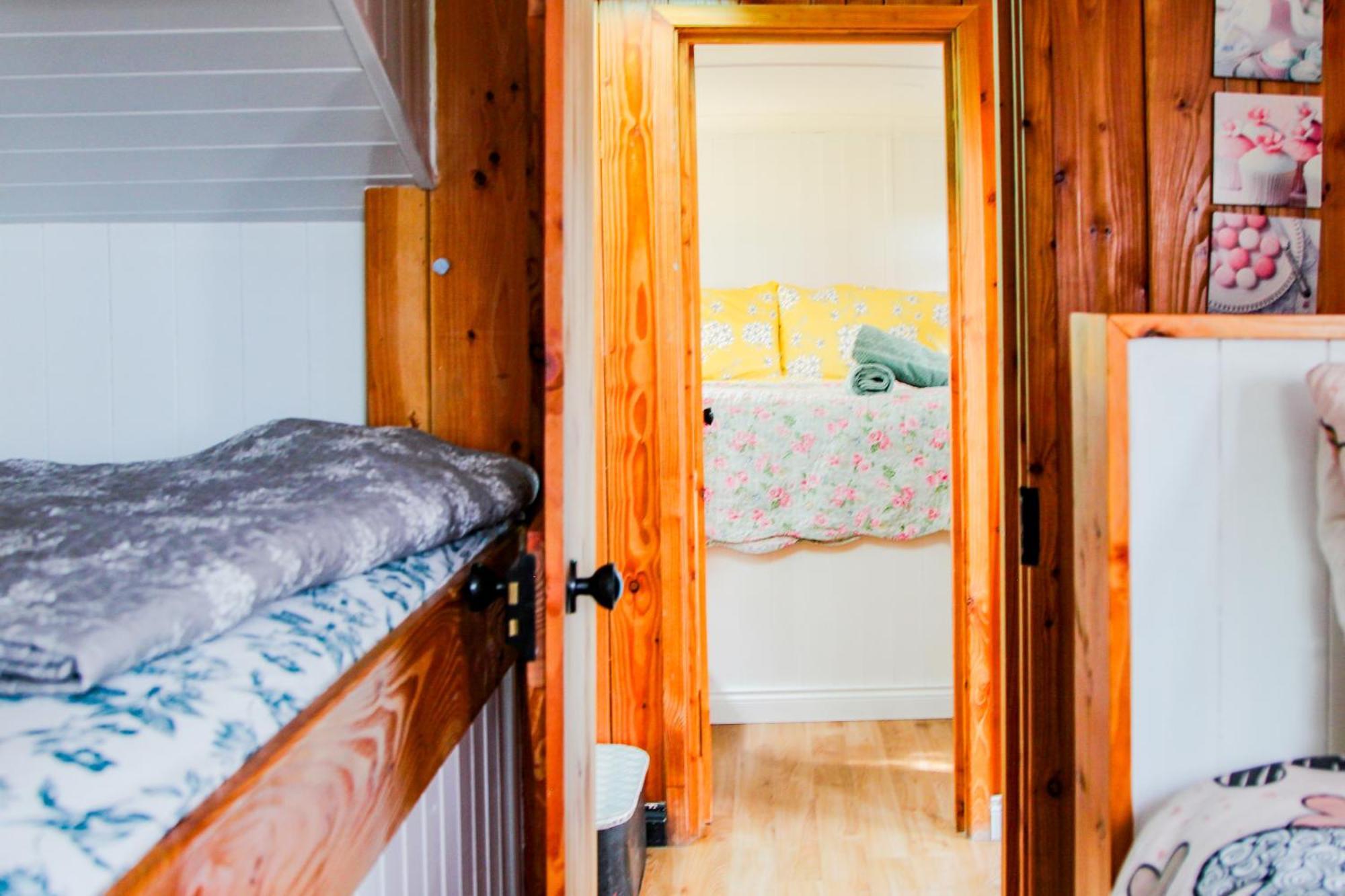 Double Decker Bus At Valentia Island Escape Hotel Chapeltown Ngoại thất bức ảnh