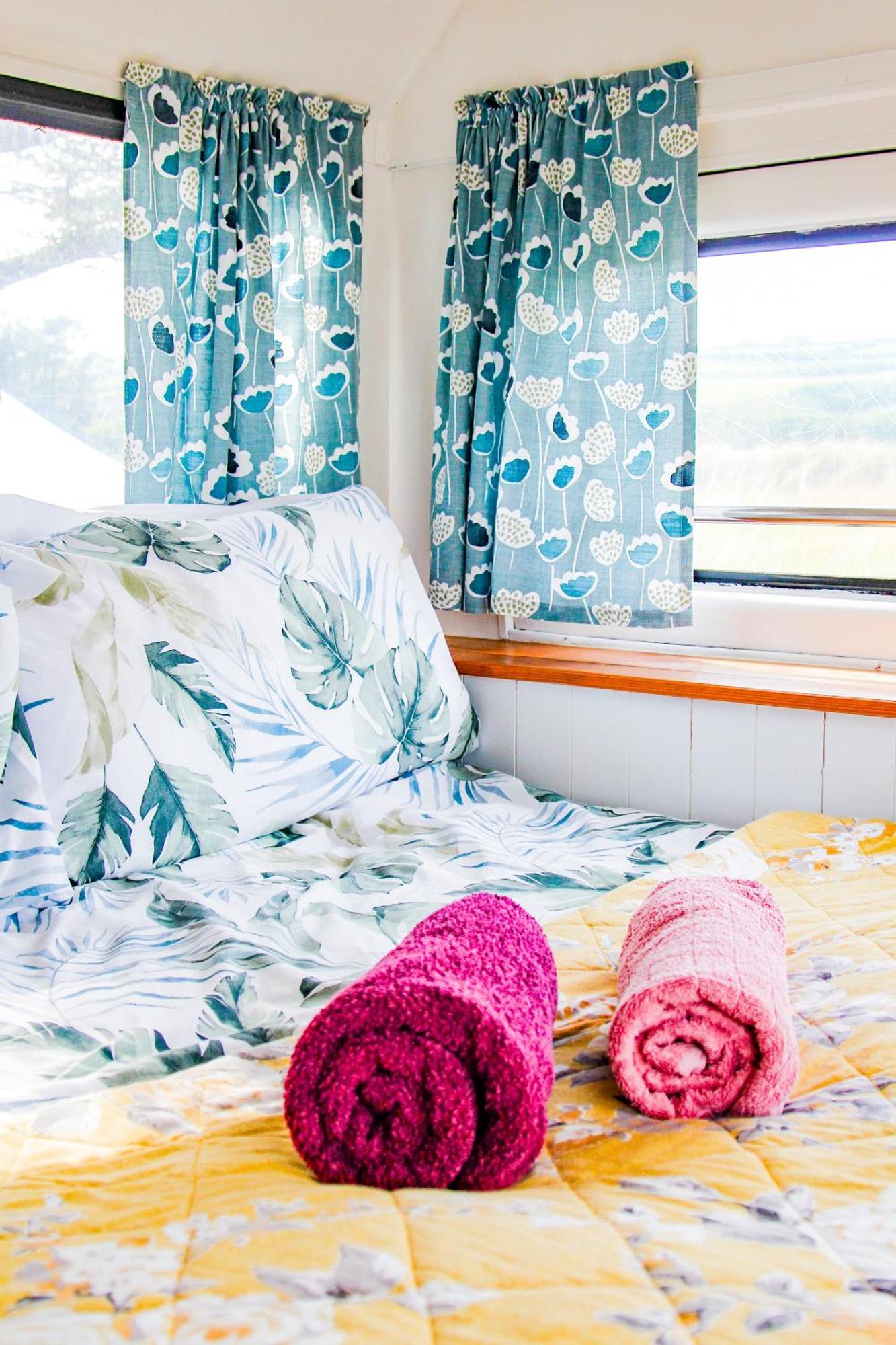 Double Decker Bus At Valentia Island Escape Hotel Chapeltown Ngoại thất bức ảnh