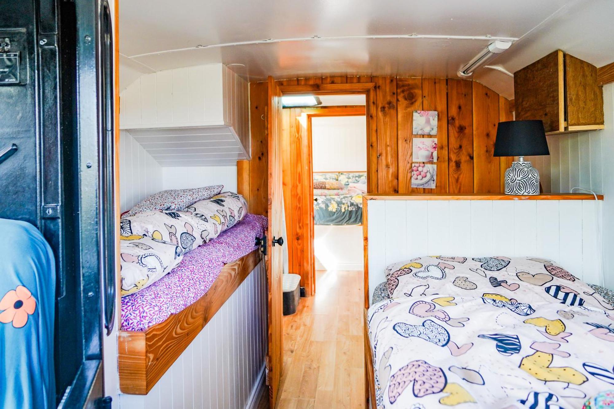 Double Decker Bus At Valentia Island Escape Hotel Chapeltown Ngoại thất bức ảnh