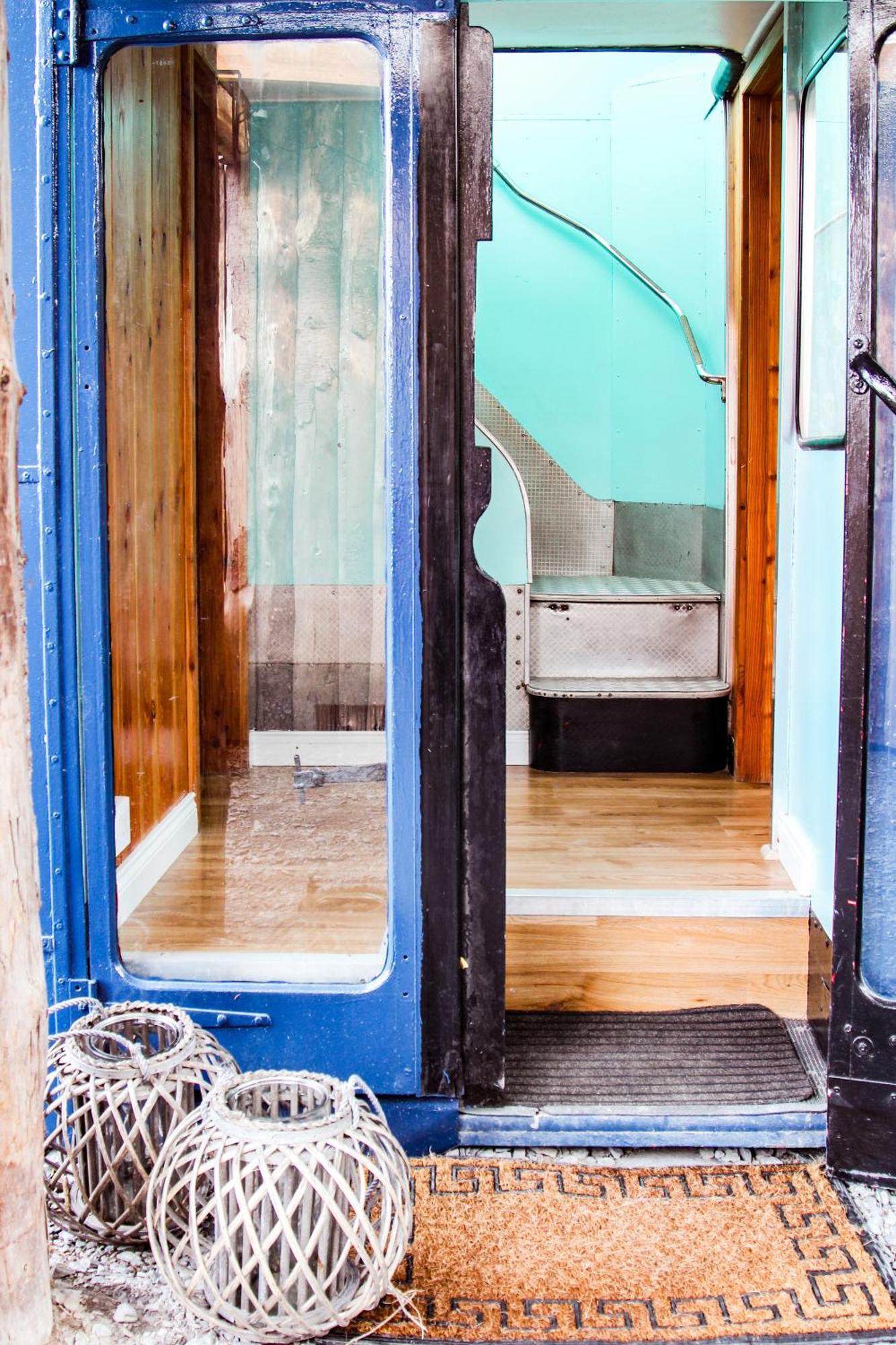 Double Decker Bus At Valentia Island Escape Hotel Chapeltown Ngoại thất bức ảnh