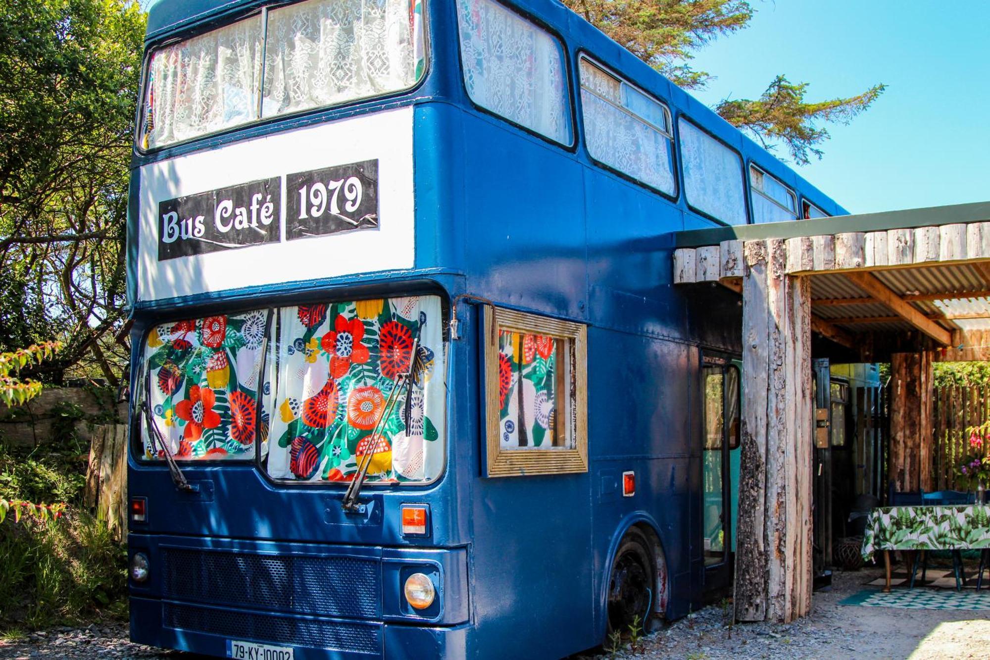 Double Decker Bus At Valentia Island Escape Hotel Chapeltown Ngoại thất bức ảnh